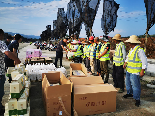 端午佳節(jié)慰問(wèn)一線工人